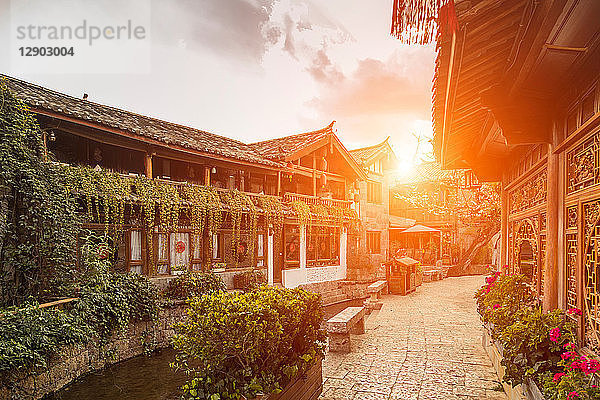 Altstadt von Lijiang bei Sonnenaufgang  Yunnan  China