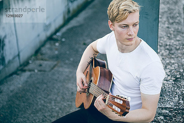 Junger Musiker  der Gitarre spielt