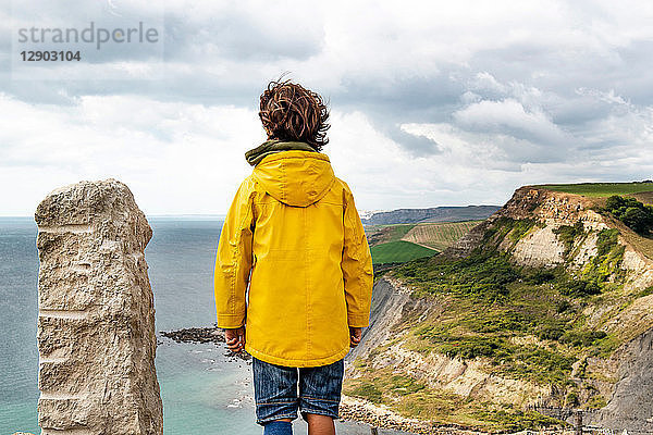 Junge auf Klippen mit Blick aufs Meer  Bournemouth  UK