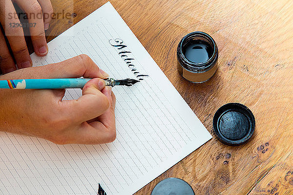 Frau schreibt mit Kalligrafie-Stift