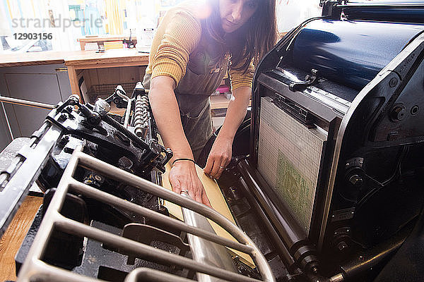 Frau bereitet Drucker im Geschäft vor