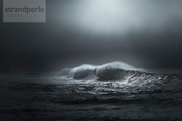Riesige Wellen brechen sich in dem von der Sonne beleuchteten Nebel  Lahinch  Clare  Irland