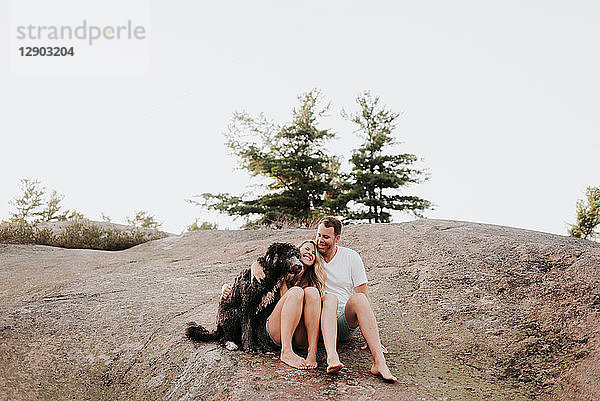 Ehepaar mit Haushund  Algonquin Park  Kanada