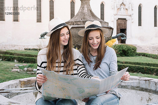 Freundinnen lesen Straßenkarte auf der Piazza  Belluno  Venetien  Italien