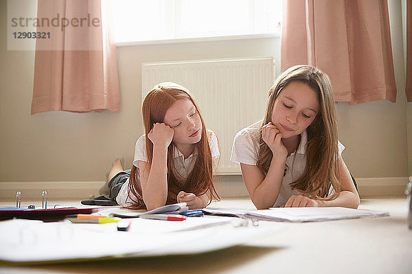 Mädchen machen Hausaufgaben