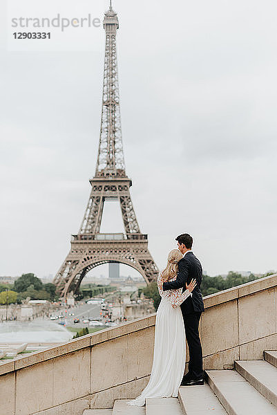 Braut und Bräutigam  Eiffelturm im Hintergrund  Paris  Frankreich