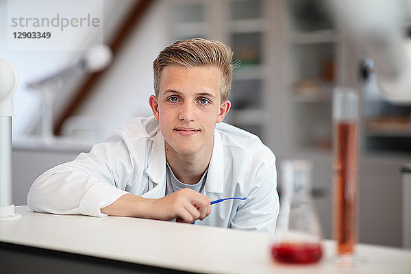 Porträt eines Studenten im Labor