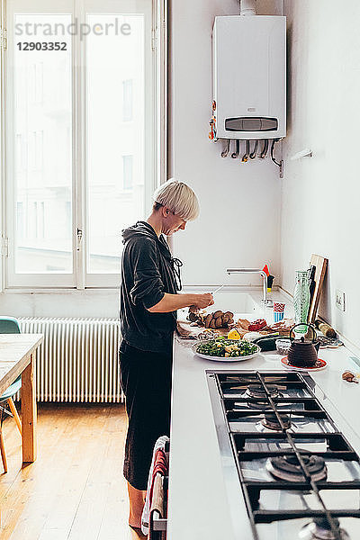 Frau bereitet Essen in der Küche zu