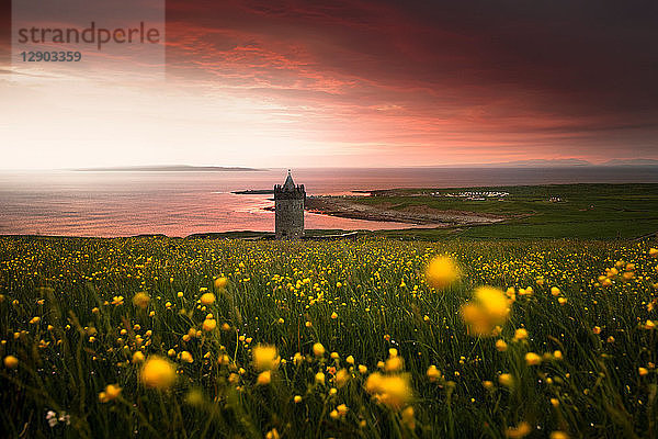 Schloss Doonagore  Schloss Doolin bei Sonnenuntergang  Doolin  Clare  Irland