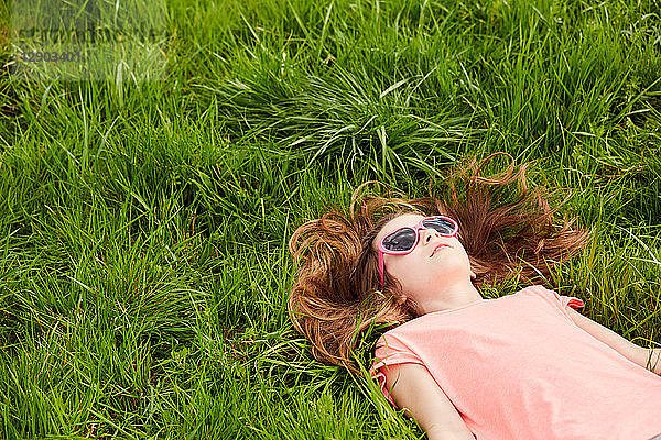 Mädchen im Gras liegend