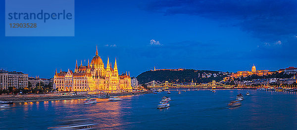 Nachtansicht des Parlamentsgebäudes  Gellert-Berg  Budaer Burg  Budapest  Ungarn