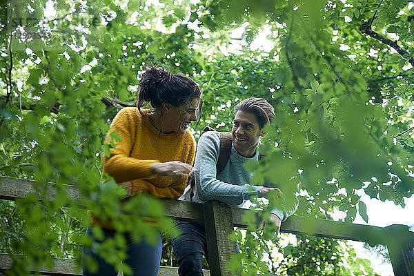 Wandererpaar schaut über eine Holzbrücke