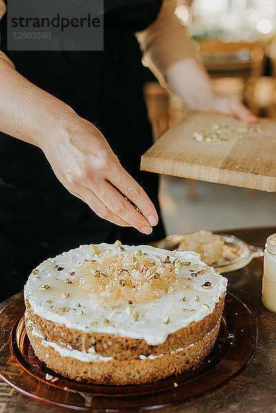 Frau mit Schürze backt vegetarischen Kuchen