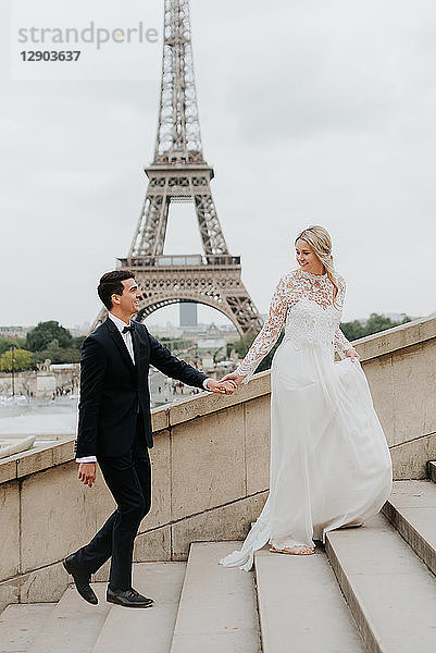 Braut und Bräutigam  Eiffelturm im Hintergrund  Paris  Frankreich