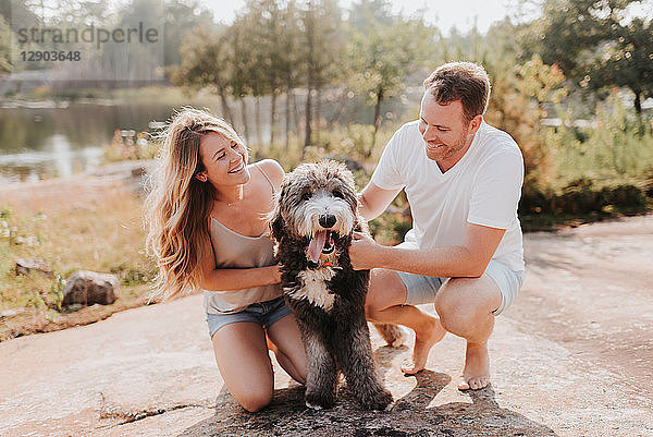 Ehepaar mit Haushund  Algonquin Park  Kanada