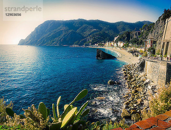 Monterosso al Mare an einem sonnigen Tag  Cinque Terre  Ligurien  Italien