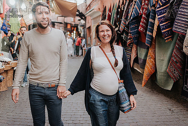 Schwangeres Paar im Urlaub  Marrakesch  Marokko