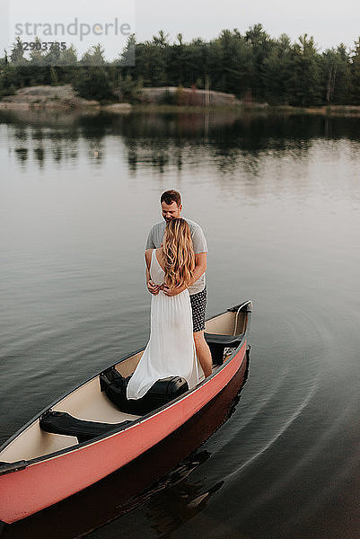 Auf Boot stehendes Ehepaar  Algonquin Park  Kanada