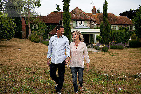 Romantisches reifes Paar beim Spaziergang im Garten