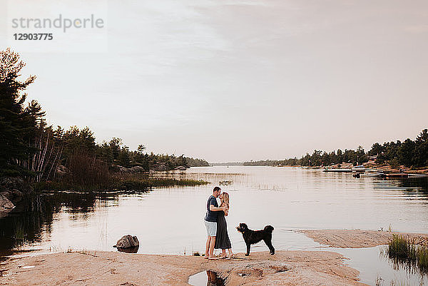 Ehepaar geniesst Flussblick mit Hund  Algonquin Park  Kanada