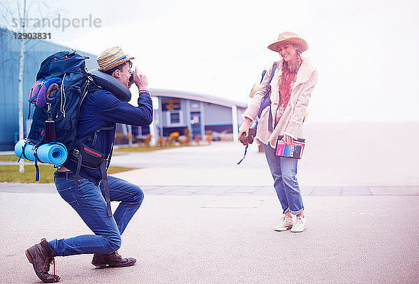 Rucksacktouristenpaar beim Fotografieren am Flughafen