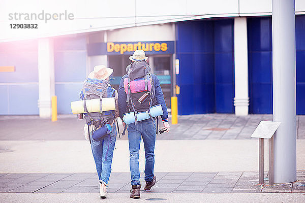 Backpacker-Paar betritt Flughafen