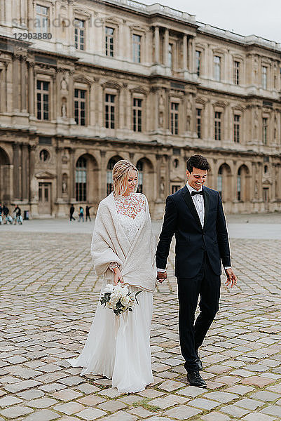Braut und Bräutigam auf Kopfsteinpflasterstrasse  Paris  Frankreich