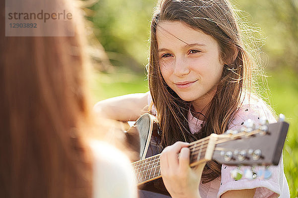 Gitarre spielendes Mädchen