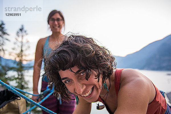 Freundinnen beim Klettern  Malamute  Squamish  Kanada