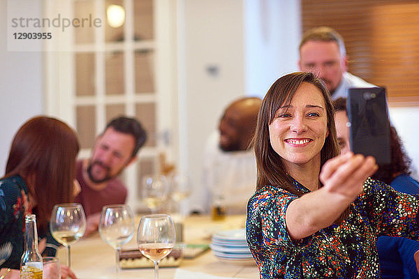 Freunde nehmen Selbstgefälligkeit bei Dinner-Party