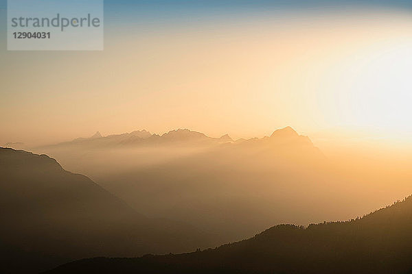 Sonnenuntergang über den französischen Alpen  Parc naturel régional du Massif des Bauges  Chatelard-en-Bauges  Rhône-Alpes  Frankreich