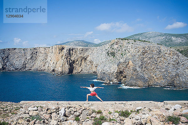 Frau praktiziert Yoga auf einem Hügel  Iglesias  Sardinien  Italien