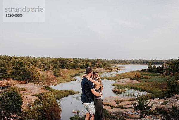 Paar mit Blick auf den Fluss  Algonquin-Park  Kanada