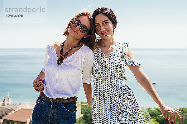 Freunde auf der Terrasse am Meer  Odessa  Ukraine