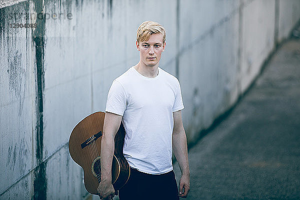 Junger Musiker mit Gitarre