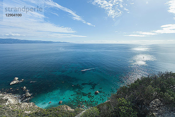 Blick von der Hügelspitze auf das Meer  Piscinas  Sardinien  Italien
