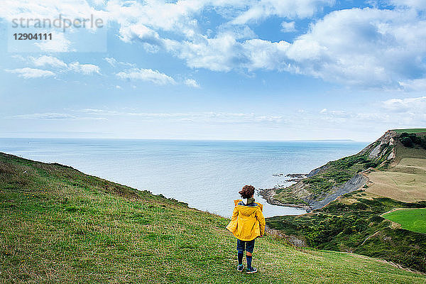 Junge auf Klippen mit Blick aufs Meer  Bournemouth  UK