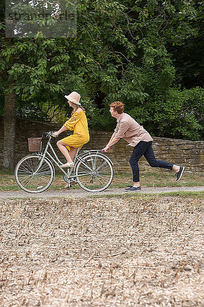 Paar mit Fahrrad auf dem Land