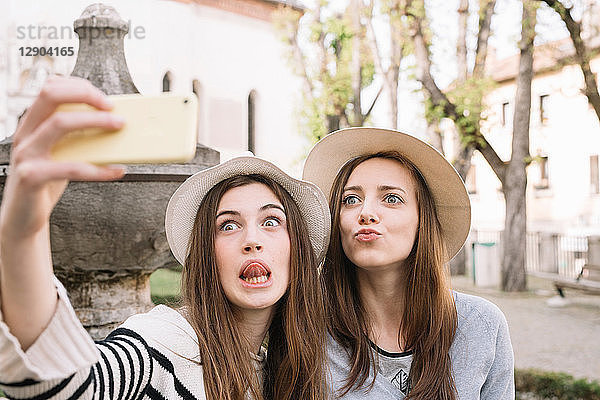 Freundinnen beim Selfie auf der Piazza  Belluno  Venetien  Italien