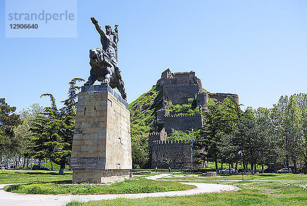 Georgia  Gori  Goris Ziche fortress with Lomtchabuki statue