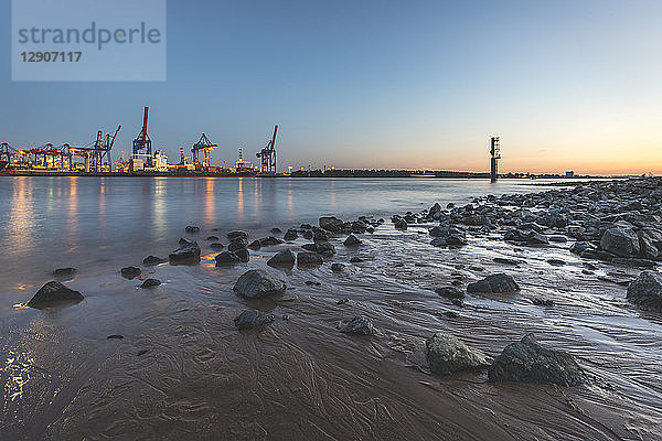 Germany  Hamburg  Wittenbergen  Elbe beach in the evening  Container harbour in the background