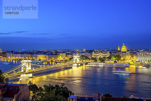 Hungary  Budapest  View from Buda to Pest with Chain bridge  blue hour