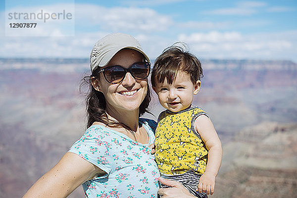 USA  Arizona  Grand Canyon National Park  Grand Canyon  Portrait of mother and little daughter