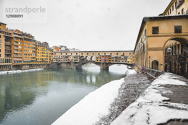 Italy  Florence  view to Ponte Vecchio in winter