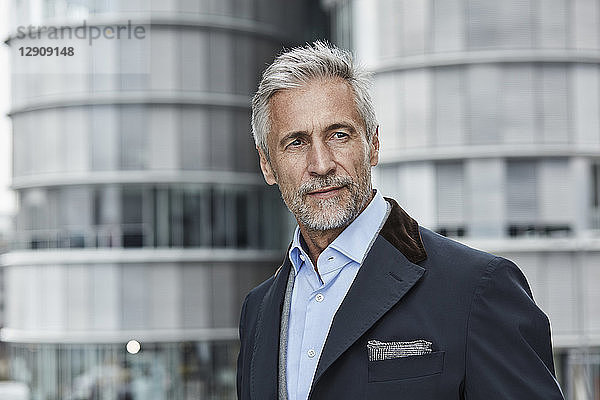 Germany  Duesseldorf  portrait of fashionable mature businessman