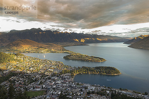 New Zealand  South Island  Queenstown and Lake Wakatipu at sunset