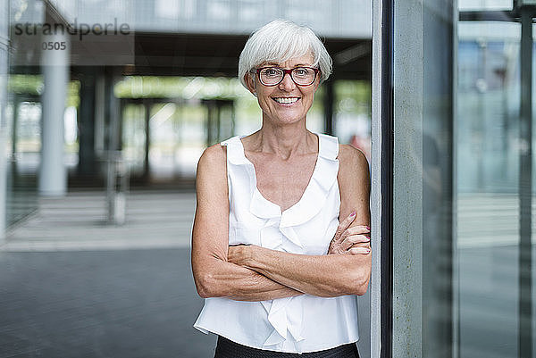 Portrait of smiling senior woman wearing glasses
