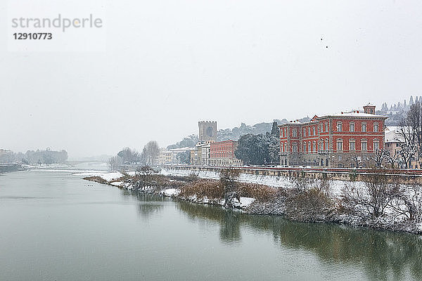 Italy  Florence  view to Arno river on a snowy day