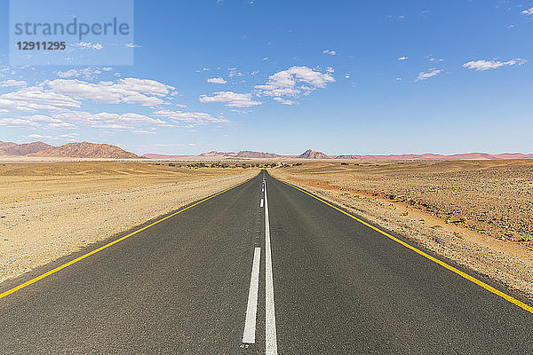 Africa  Namibia  Namib desert  Naukluft National Park  empty road to Sossusvlei