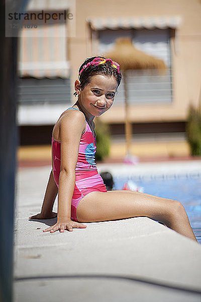 Young girl wearing swimmming goggles  at swimming pool